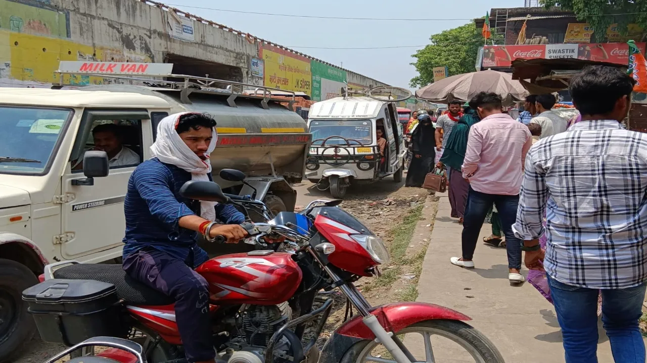 ला इलाज है सुचित्तागंज और सोहावल का अतिक्रमण, सड़क तक है दुकानदारों का कब्जा 