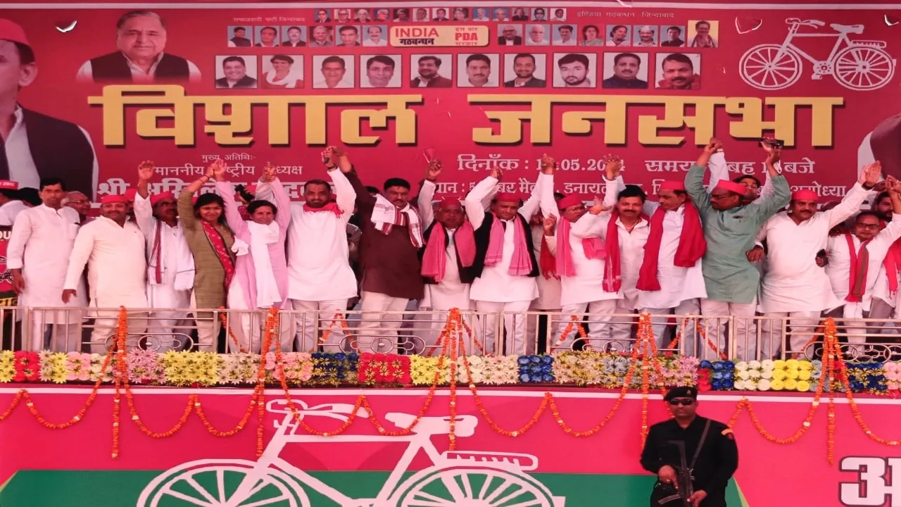 जनसभा में अखिलेश ने नहीं लिया मित्रसेन का नाम, मंच पर नहीं दिखे आनंदसेन