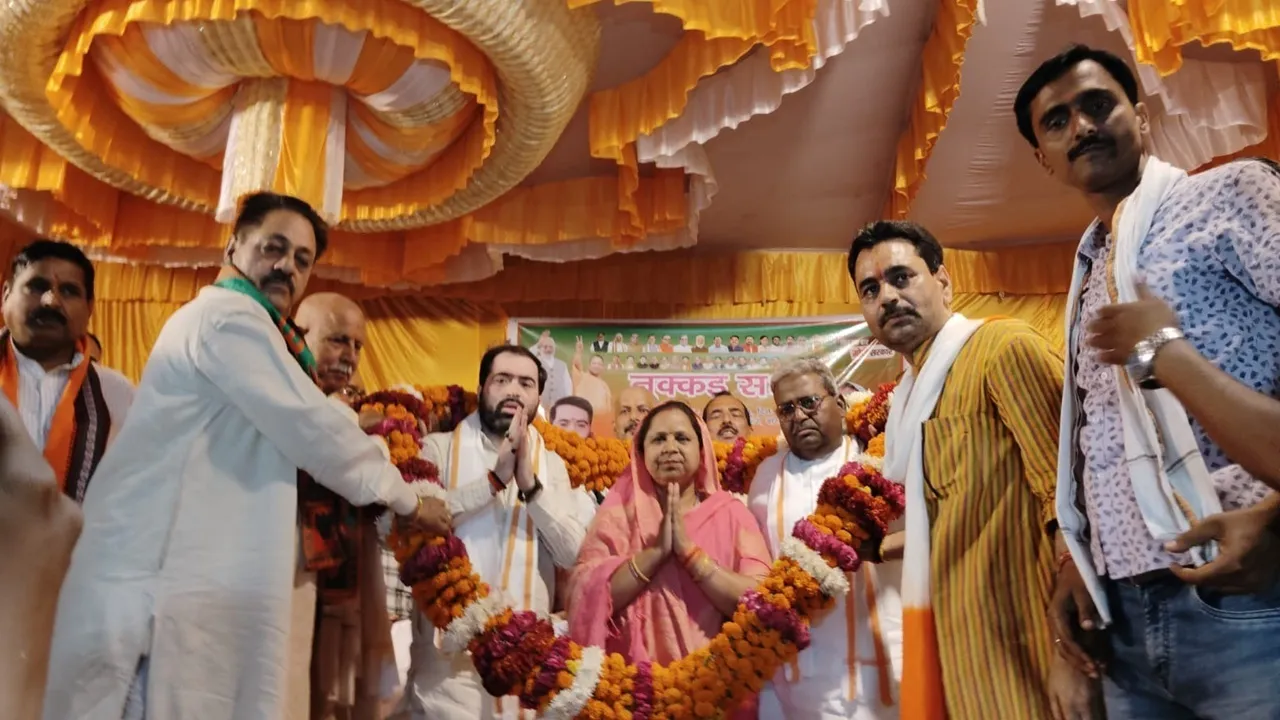 बाराबंकी: पीएम और सीएम की अगुवाई में हुए ऐतिहासिक फैसले, सतीश शर्मा बोले- भाजपा सरकार में कांवरियों पर की जा रही पुष्प वर्षा 