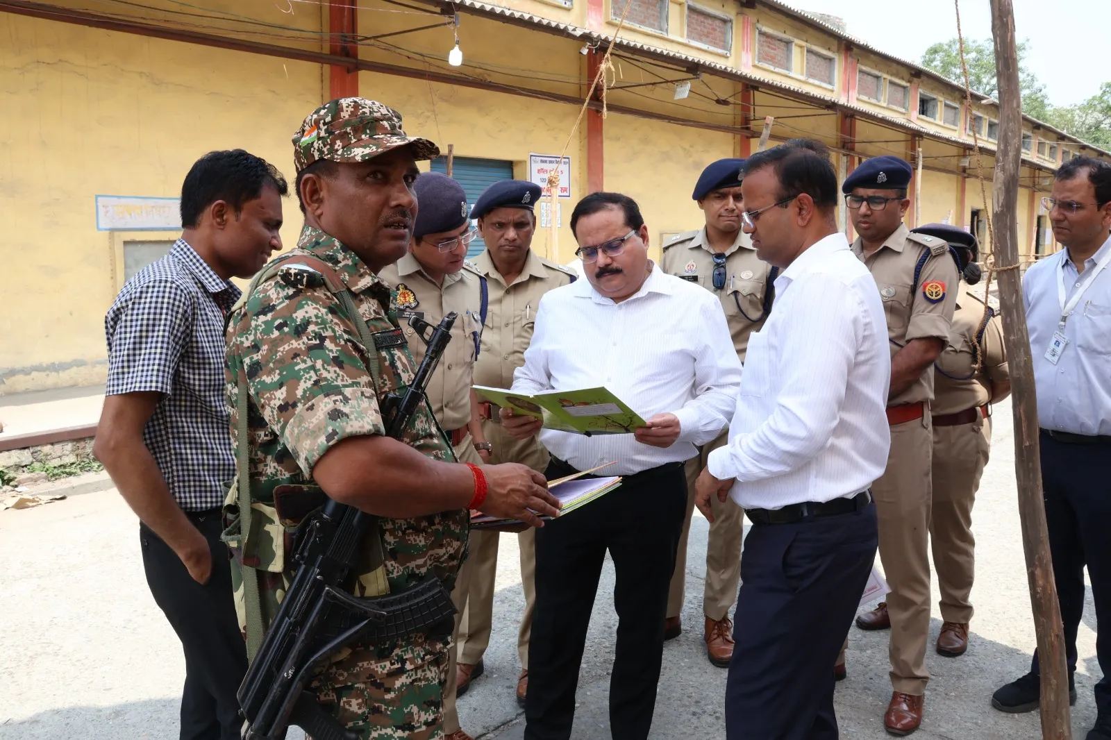 बरेली: मुख्य निर्वाचन अधिकारी ने स्ट्रांग रूम की व्यवस्थाओं को परखा, CCTV फुटेज भी देखी