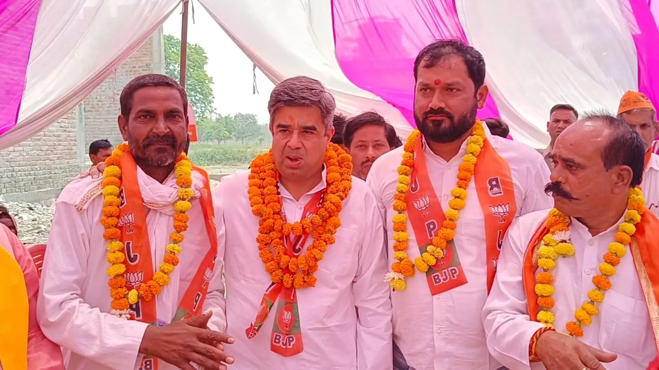 श्रावस्ती: प्रधान अपने सैकड़ो समर्थको साथ भाजपा में हुए शामिल, साकेत मिश्रा ने दिलाई सदस्यता 