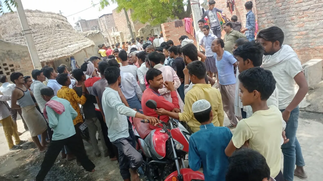 हरदोई में कई दशक से उपेक्षित जर्जर संपर्क मार्ग न बनने से ग्रामीणों ने किया चुनाव बहिष्कार