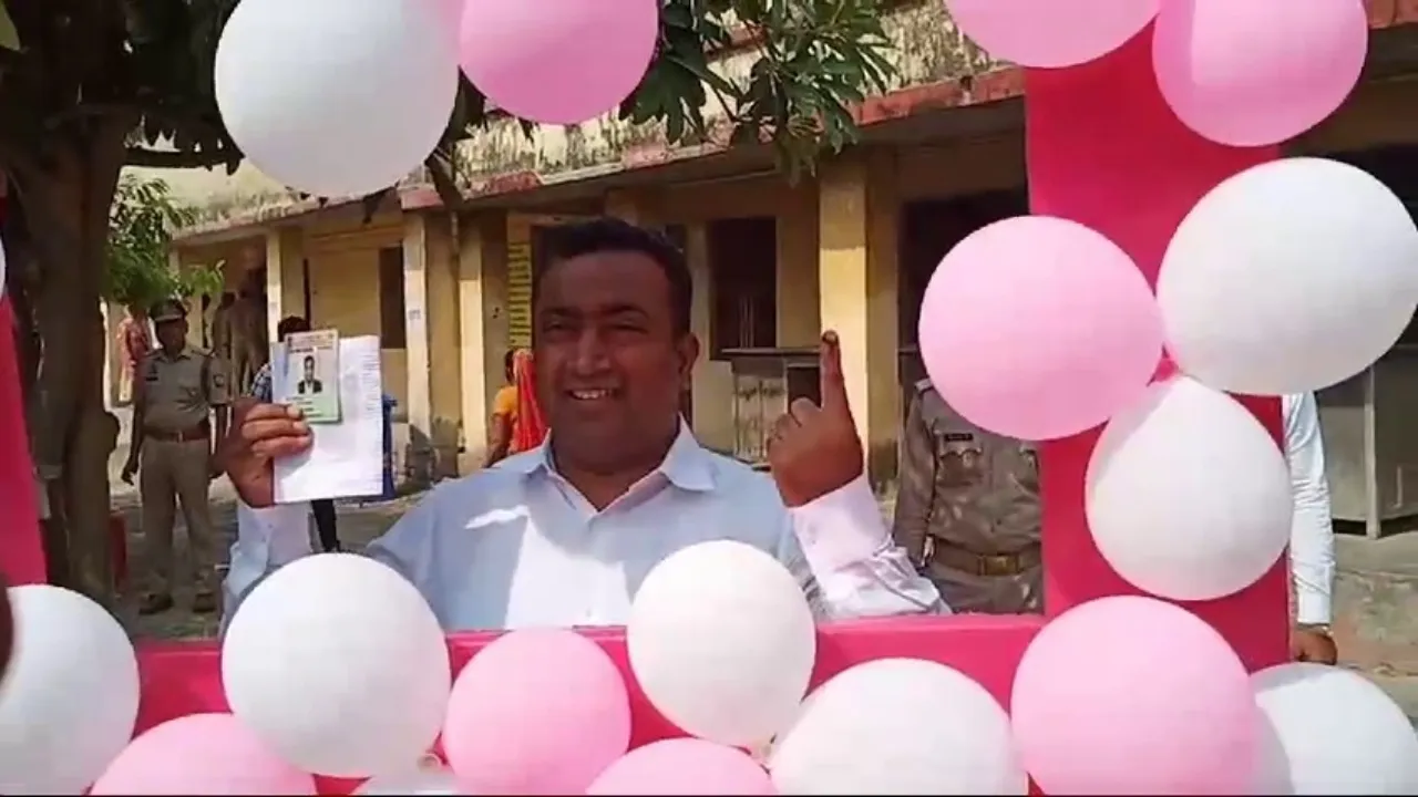 अयोध्या: शांतिपूर्ण तरीके से चल रहा मतदान, जिलाधिकारी अयोध्या ने डाला वोट 