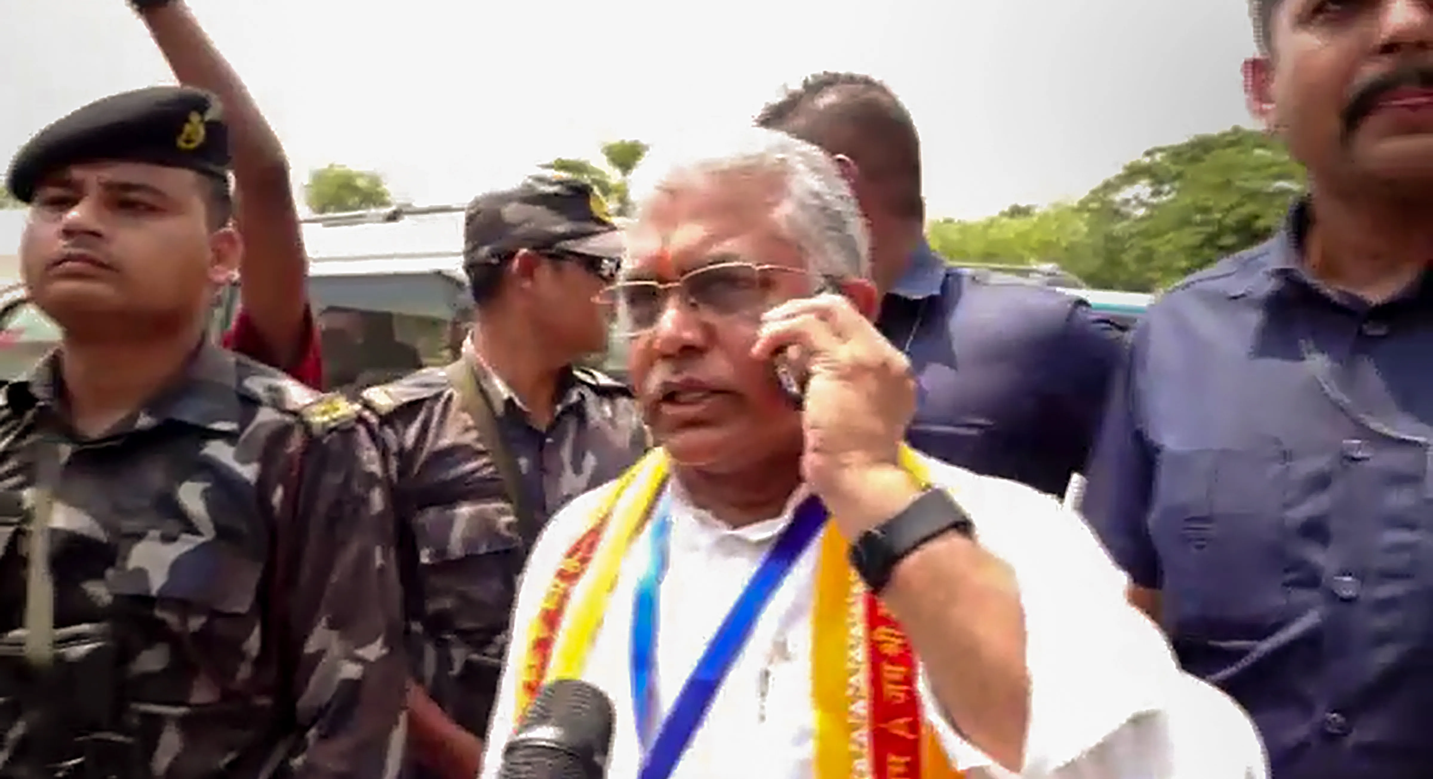 बंगाल में मतदान के दौरान हिंसा की छिटपुट घटनाएं, भाजपा नेता दिलीप घोष के काफिले पर हमला