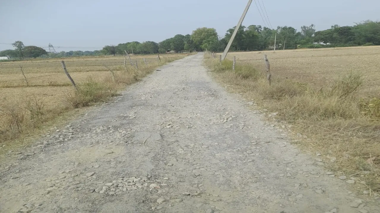 अयोध्या: जयराजपुर-तुलापुर संपर्क मार्ग की हालत बद्तर, बड़े-बड़े गड्ढे झेल रही है दस हजार की आबादी 