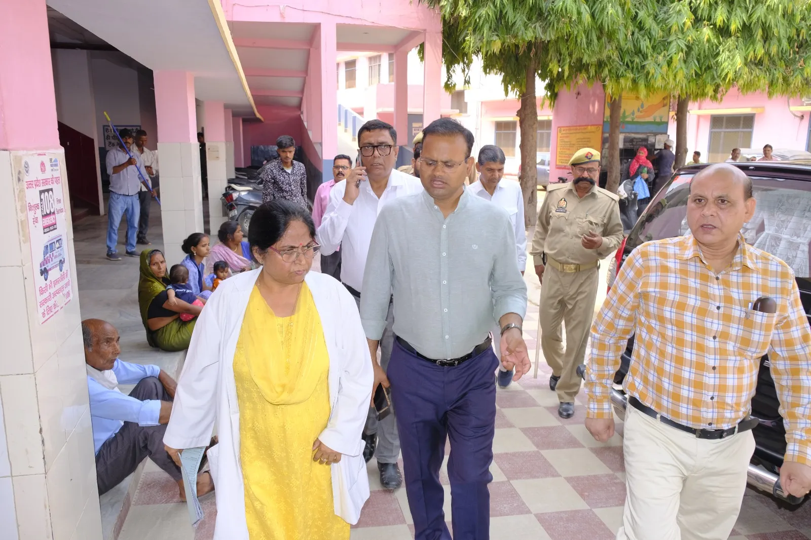 बरेली: डीएम के निरीक्षण के बाद भी नहीं सुधरे हालात, इलाज के लिए भटकते रहे मरीज