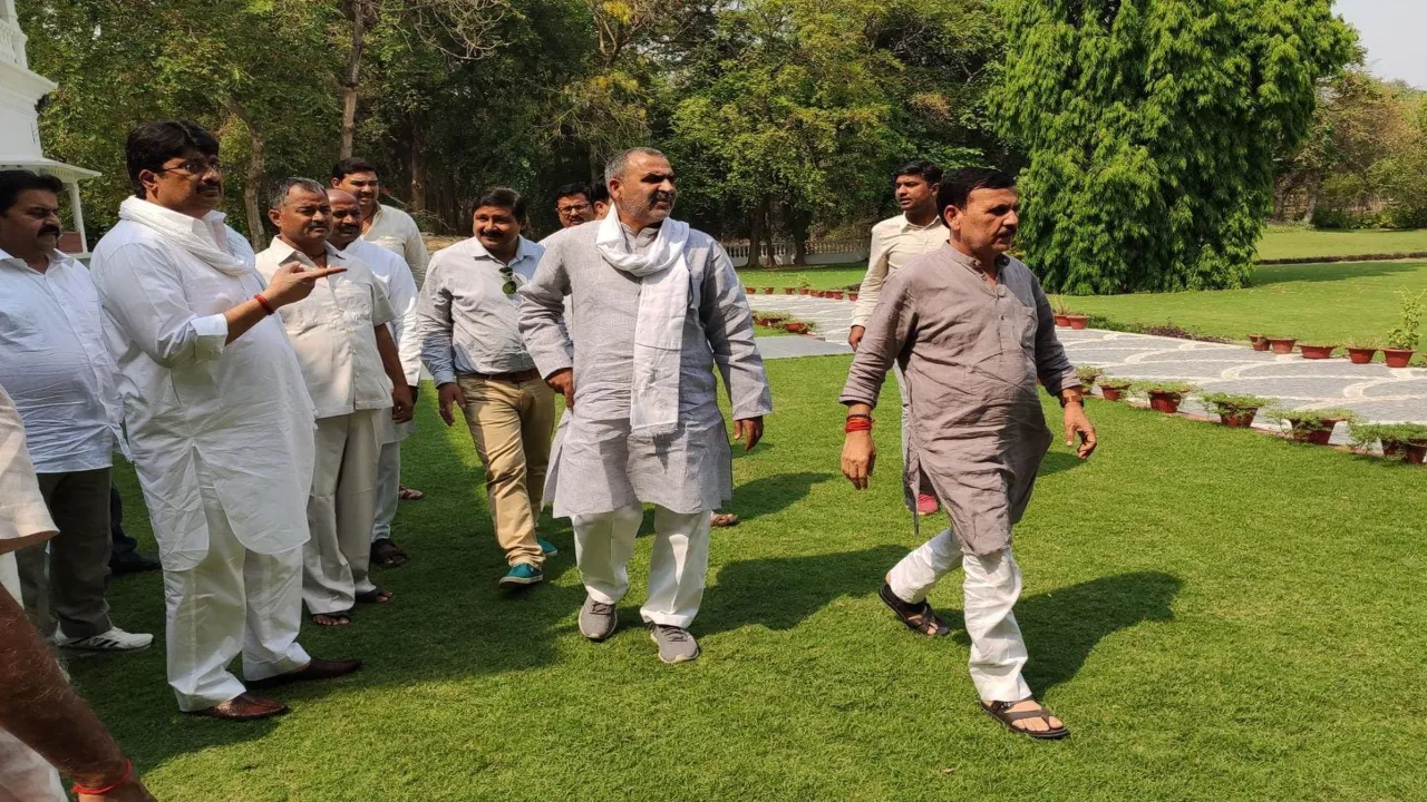 केंद्रीय मंत्री के साथ राजा भैया से मिलने पहुंचे भाजपा प्रत्याशी विनोद सोनकर, बदलते दिख रहे समीकरण 