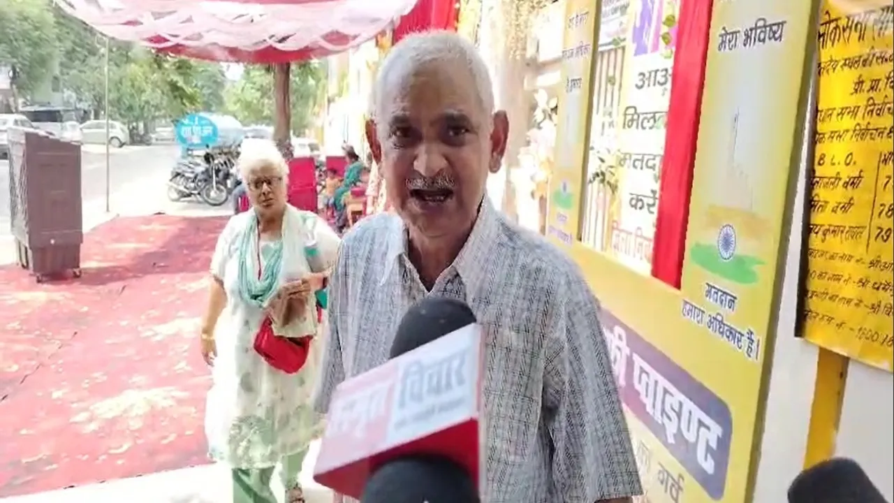 Video: लखनऊ में बुजुर्ग मतदाता ने जताई नाराजगी, बोले-निर्वाचन आयोग के निर्देश नहीं मान रहा प्रशासन  