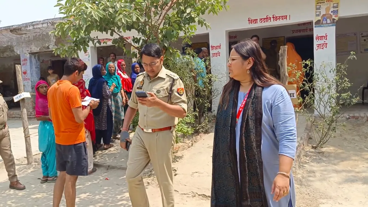 Video: गोंडा व कैसरगंज में जारी है वोटिंग, डीएम- एसपी कर रहे पोलिंग बूथों का निरीक्षण