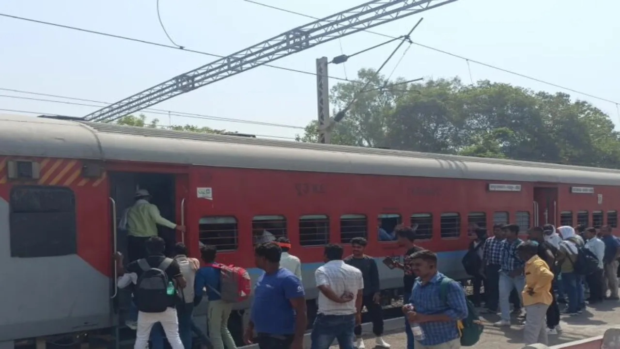 चौरी-चौरा एक्सप्रेस में लगी आग, कोई हताहत नहीं-काफी देर रुकी रही ट्रेन 