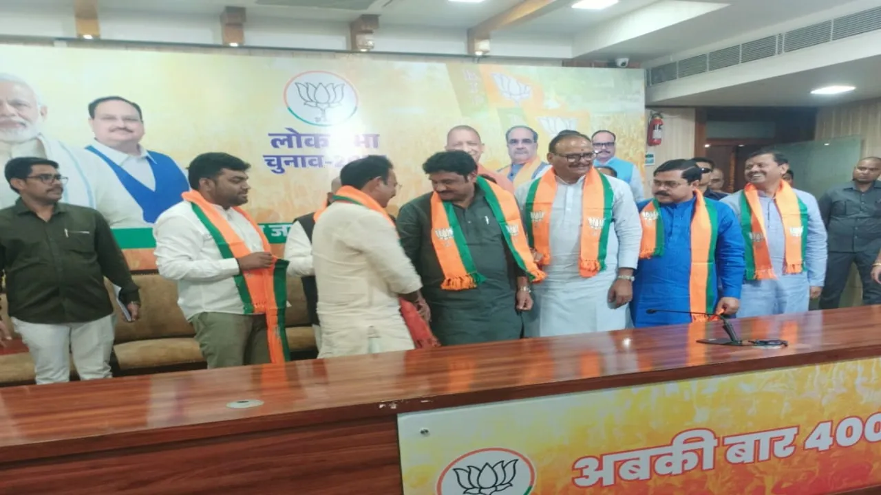 अकबरपुर चेयरमैन ने समर्थकों के साथ थामा बीजेपी का दामन, डिप्टी CM ने दिलाई सदस्यता  