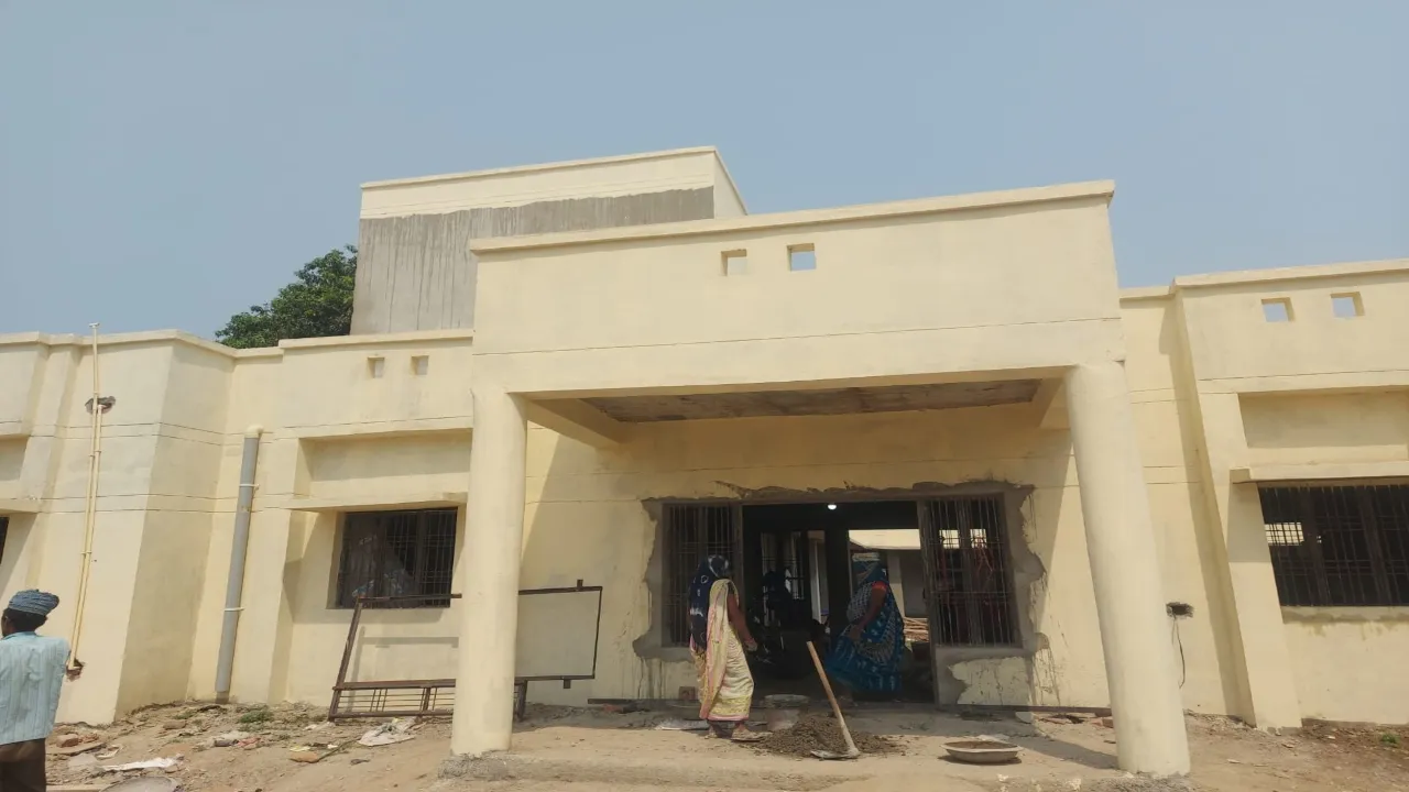 बाराबंकी: केजीबीवी के छात्रावास में लगाई घटिया ईंट व सामग्री, यूपीपीसीएल ने कराया है निर्माण