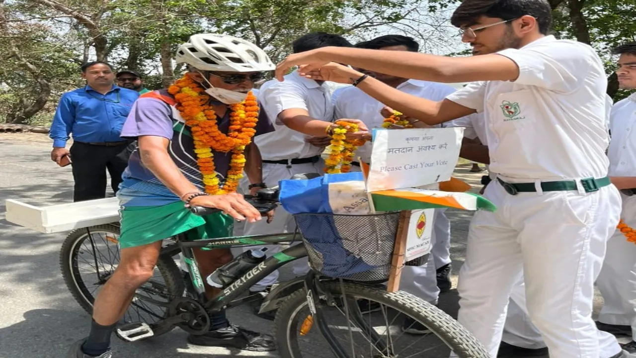 76 की उम्र में साइकिल से लोगों में मतदान करने की अलख जगाने निकले पद्मश्री प्रोफेसर किरण सेठ