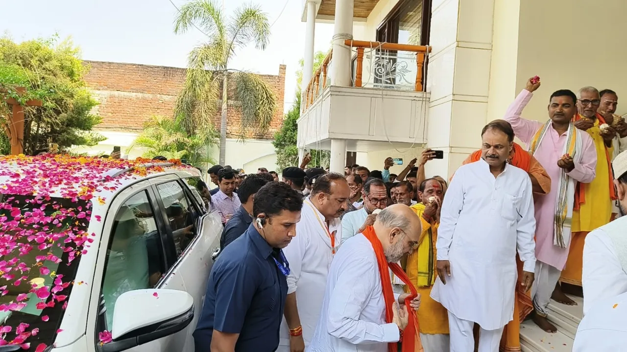 Video: रायबरेली में मनोज पांडेय के घर पहुंचे अमित शाह, चला बड़ा सियासी दांव
