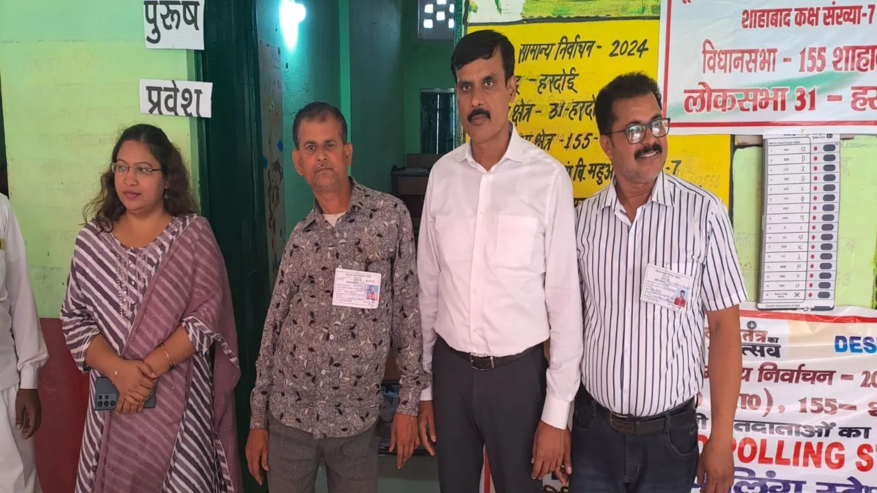 हरदोई डीएम ने दिव्यांग बूथ का किया निरीक्षण, वोटिंग की ली जानकारी  