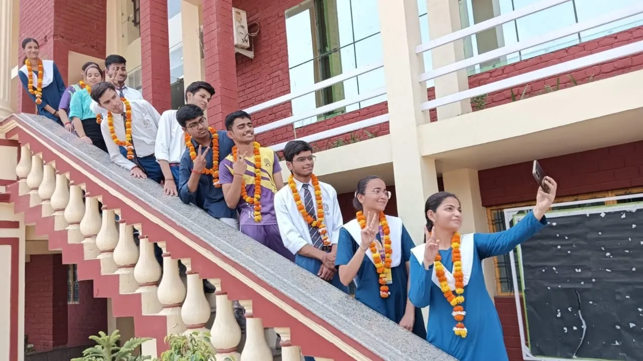 बलरामपुर: बेटियों ने जीता मैदान, हाई स्कूल में सिद्धता तो इंटर में अनुष्का रही अव्वल