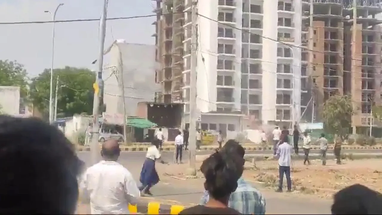 Video: लखनऊ में बड़ा बवाल, कार में स्क्रैच आने पर दो पक्षों में चलीं अंधाधुंध गोलियां, आमने-सामने झोंके कई फायर  