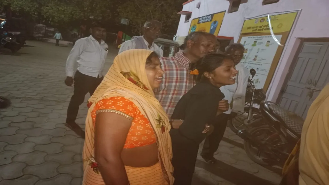 बाइकसवार दो युवकों को ट्रक ने कुचला, मौत-आक्रोशित ग्रामीणों ने जाम किया मार्ग 