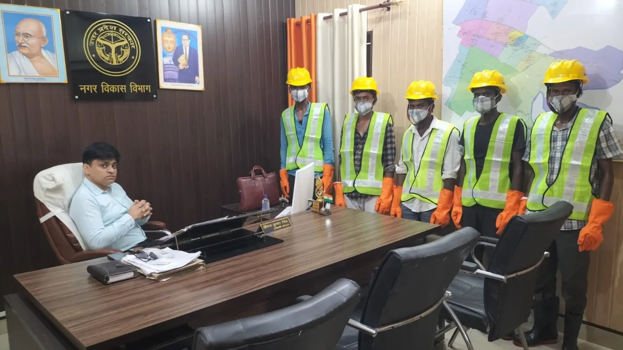 Good news: आखिरकार सफाईकर्मियों को मिली सुरक्षा किट, बोले- Thank you अमृत विचार