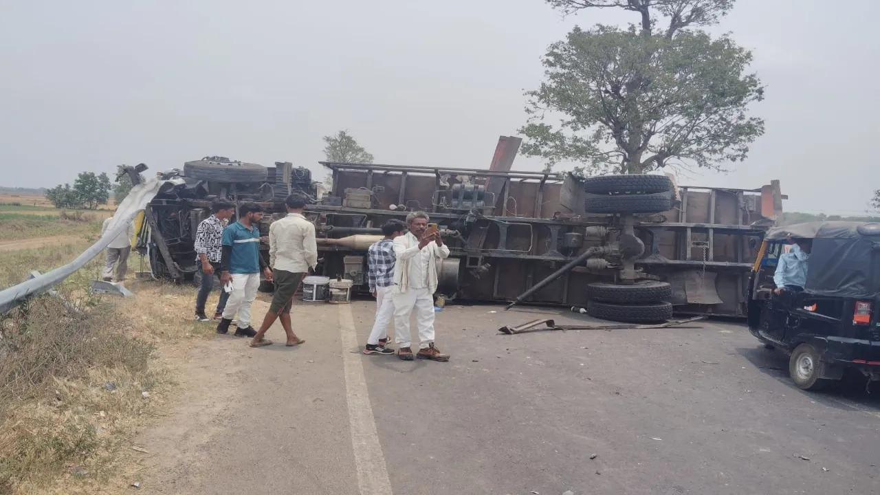 एक्सीडेंट में रेलवे के सेक्शन इंजीनियर की मौत, तेज रफ्तार ट्रक ने इनोवा में सामने से मारी टक्कर 