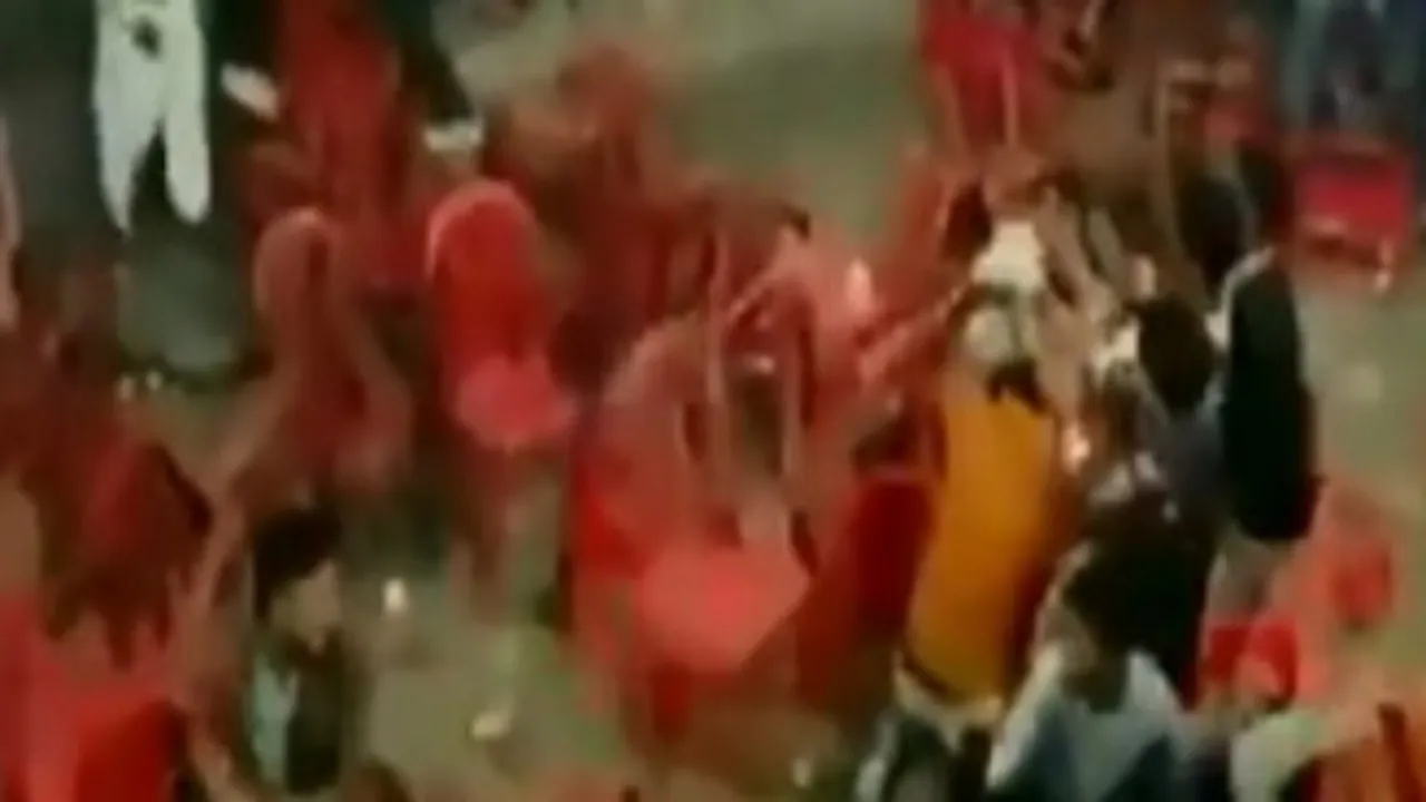 बाराबंकी: आर्केस्ट्रा के दौरान कुर्सी को लेकर हुआ विवाद, मची भगदड़, एक पुलिसकर्मी घायल