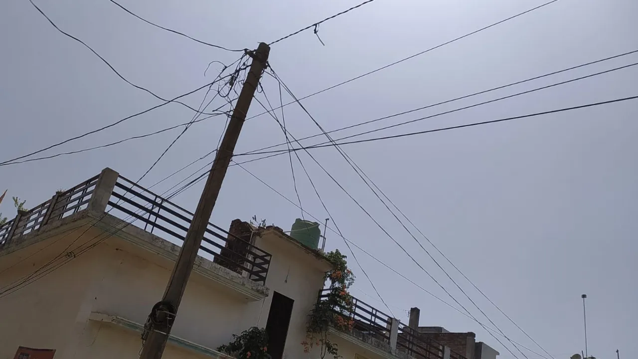 लापरवाही: पांच की क्षमता वाली एबीसी लाइन से कर दिये 50 कनेक्शन, आए दिन फाल्ट के बाद टूटकर गिर जाता है केबल