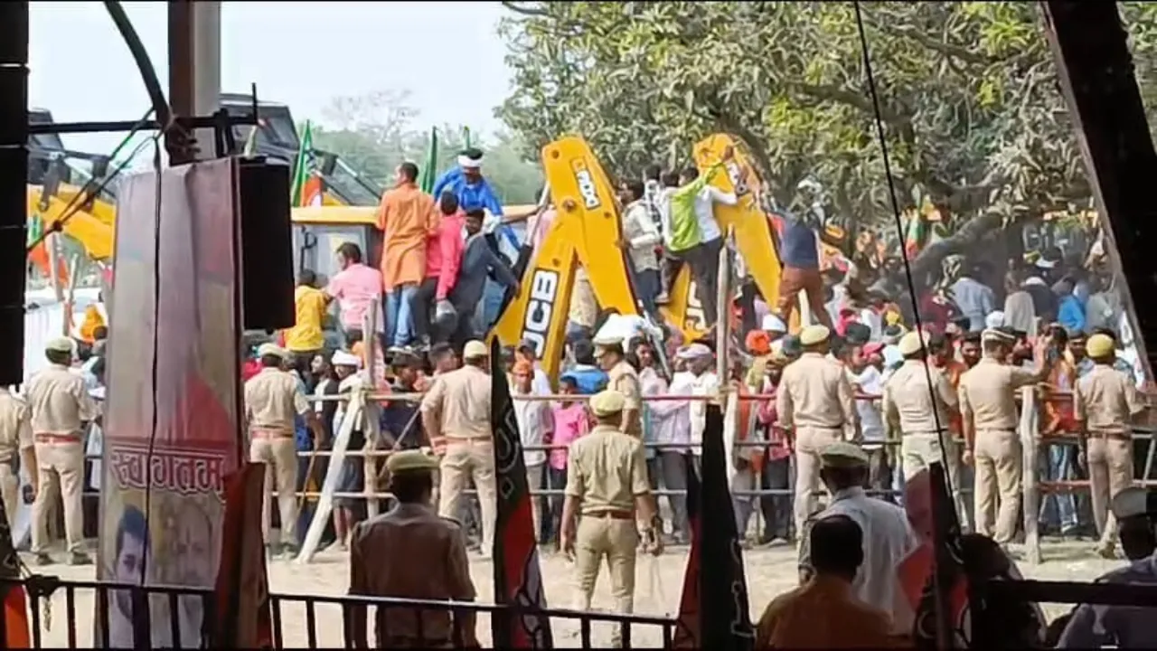 CM योगी की बहराइच जनसभा में पहुंचे कई दर्जन बुलडोजर, खूब बजी तालियां-देखें Video 