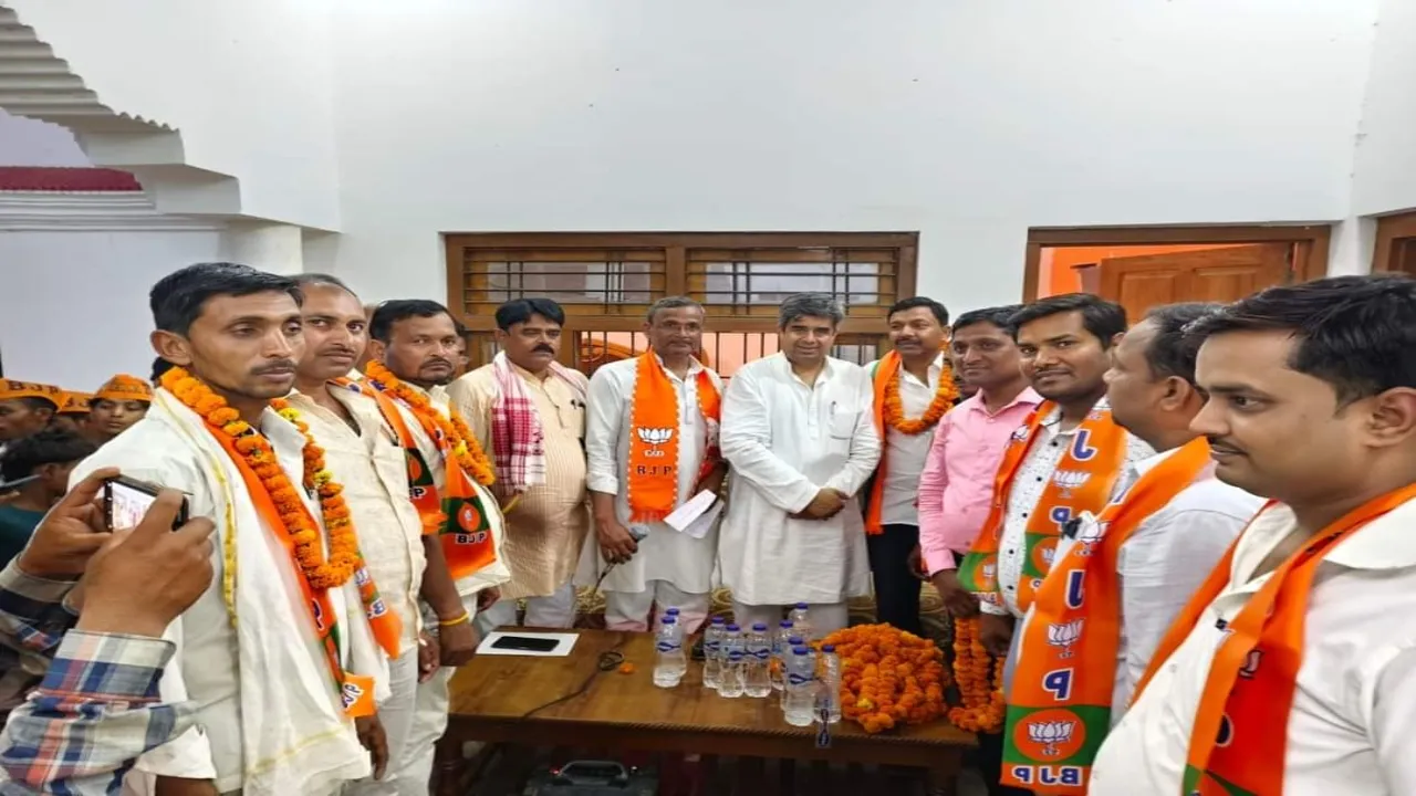 श्रावस्ती में क्षेत्र पंचायत सदस्य सहित कई ग्राम प्रधानों ने थामा BJP का दामन 