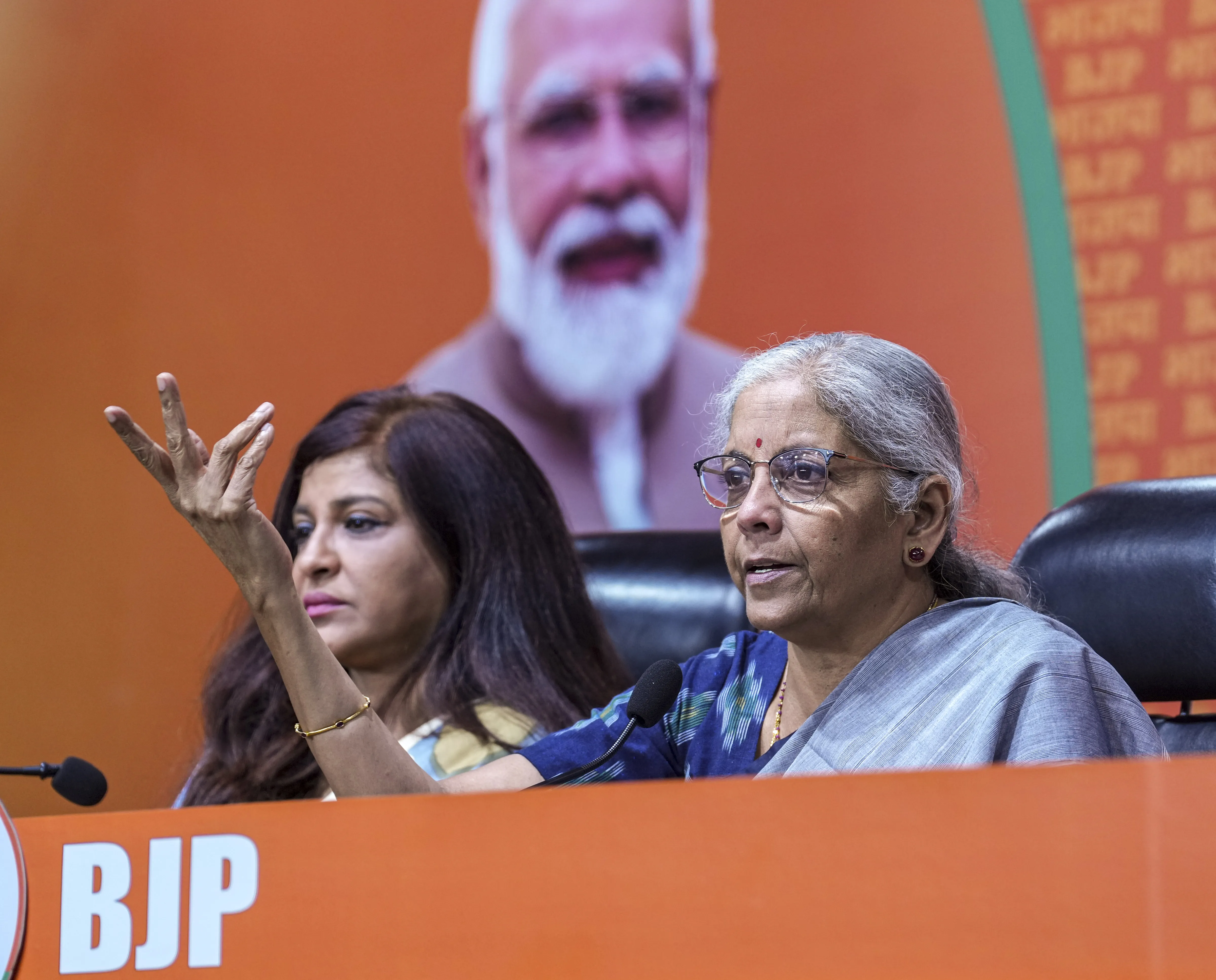 'बोलने के बजाय आरोपी विभव के साथ ‘बेशर्मी’ से घूम रहे हैं केजरीवाल', मालीवाल केस पर बोलीं सीतारमण