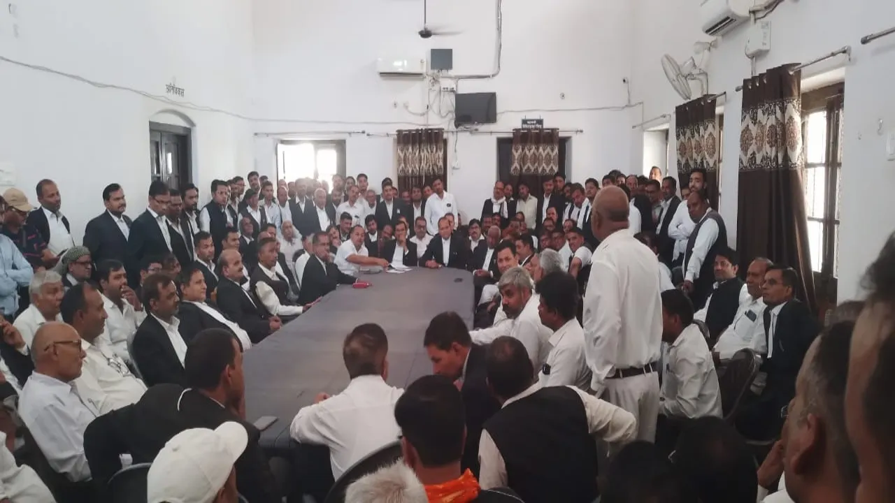 अयोध्या: महिला वकील को मल्टी लेवल पार्किंग में न जाने देने पर बवाल 