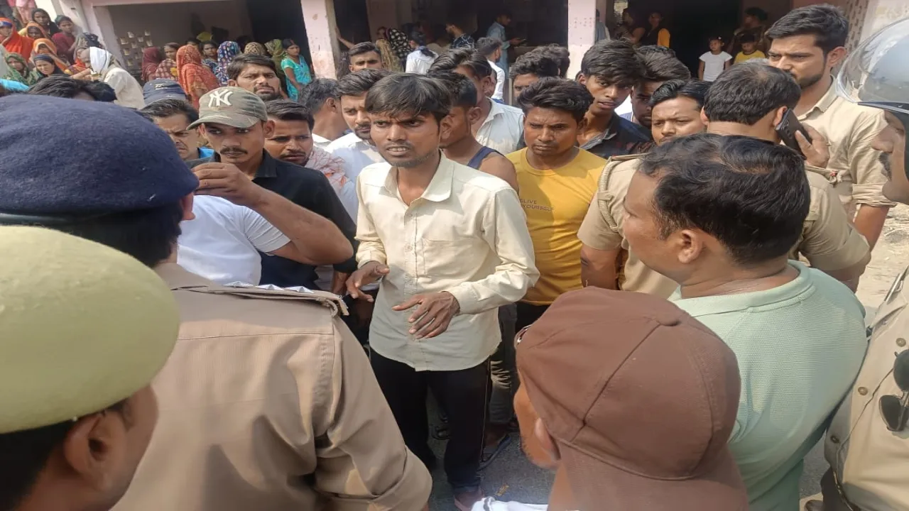 सुलतानपुर: बेकाबू ट्रक ने बाइक सवार युवक को कुचला, परिजनों ने सड़क पर शव रखकर लगाया जाम  