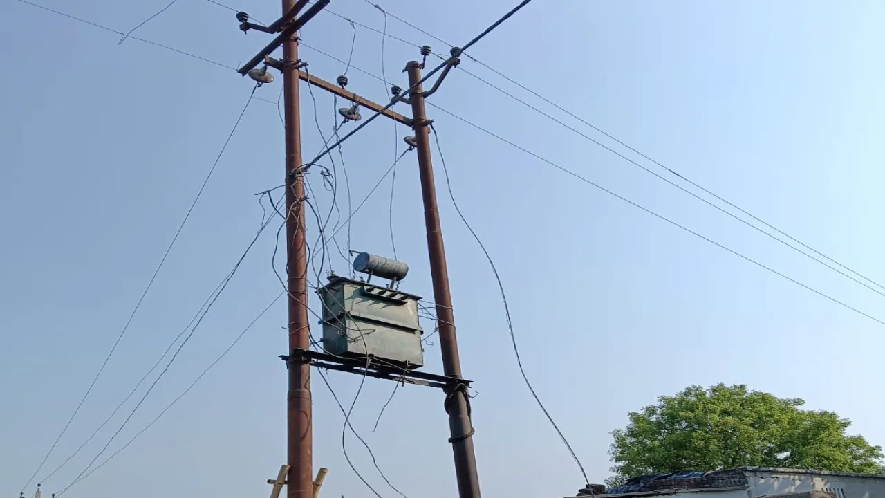 बहराइच में करंट लगने से बिजली कर्मी समेत दो झुलसे
