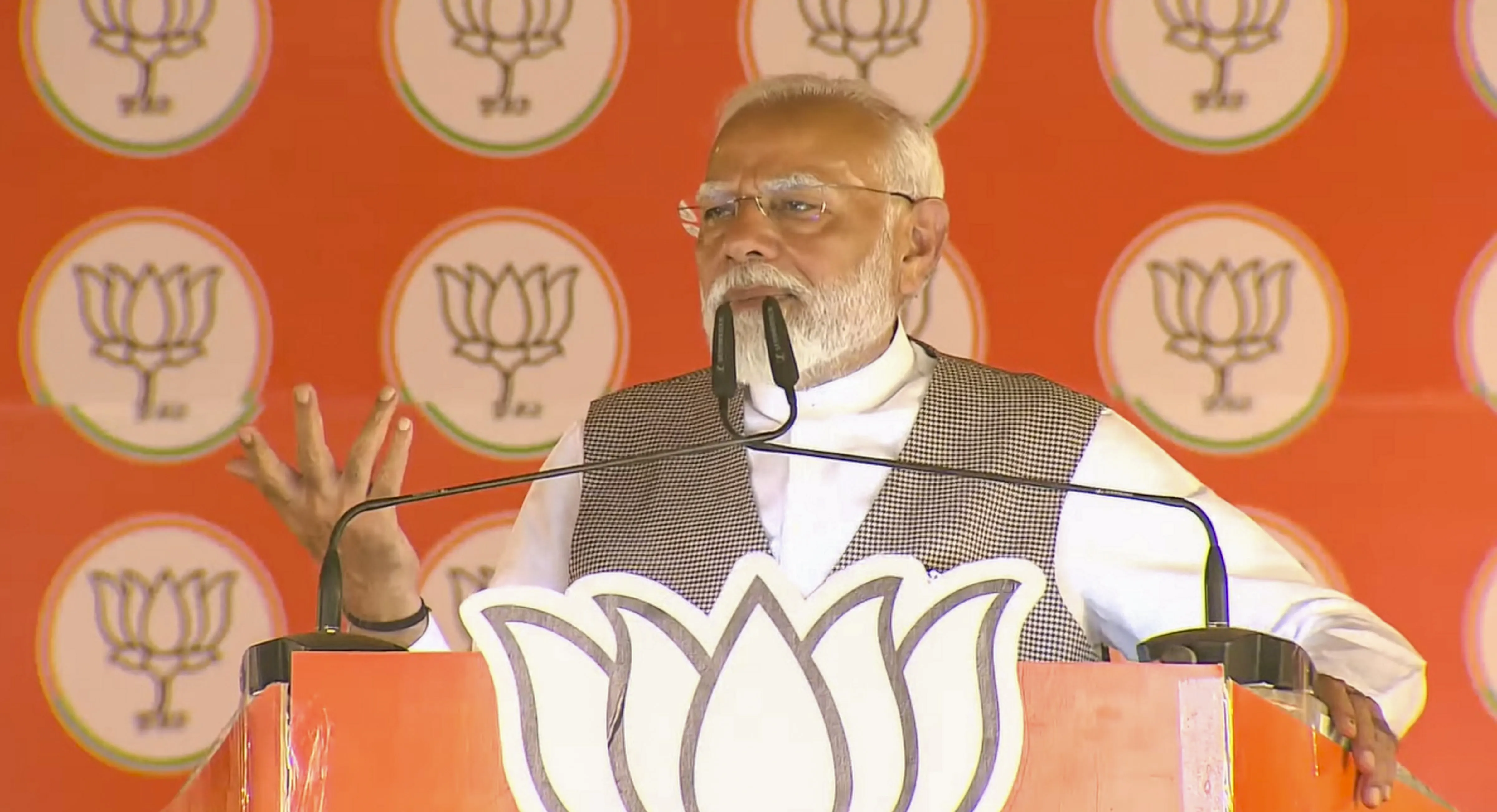 'Act 370 कब्रिस्तान में दफन, कांग्रेस को इसे बहाल करने का सपना भूल जाना चाहिए', PM मोदी ने साधा निशाना