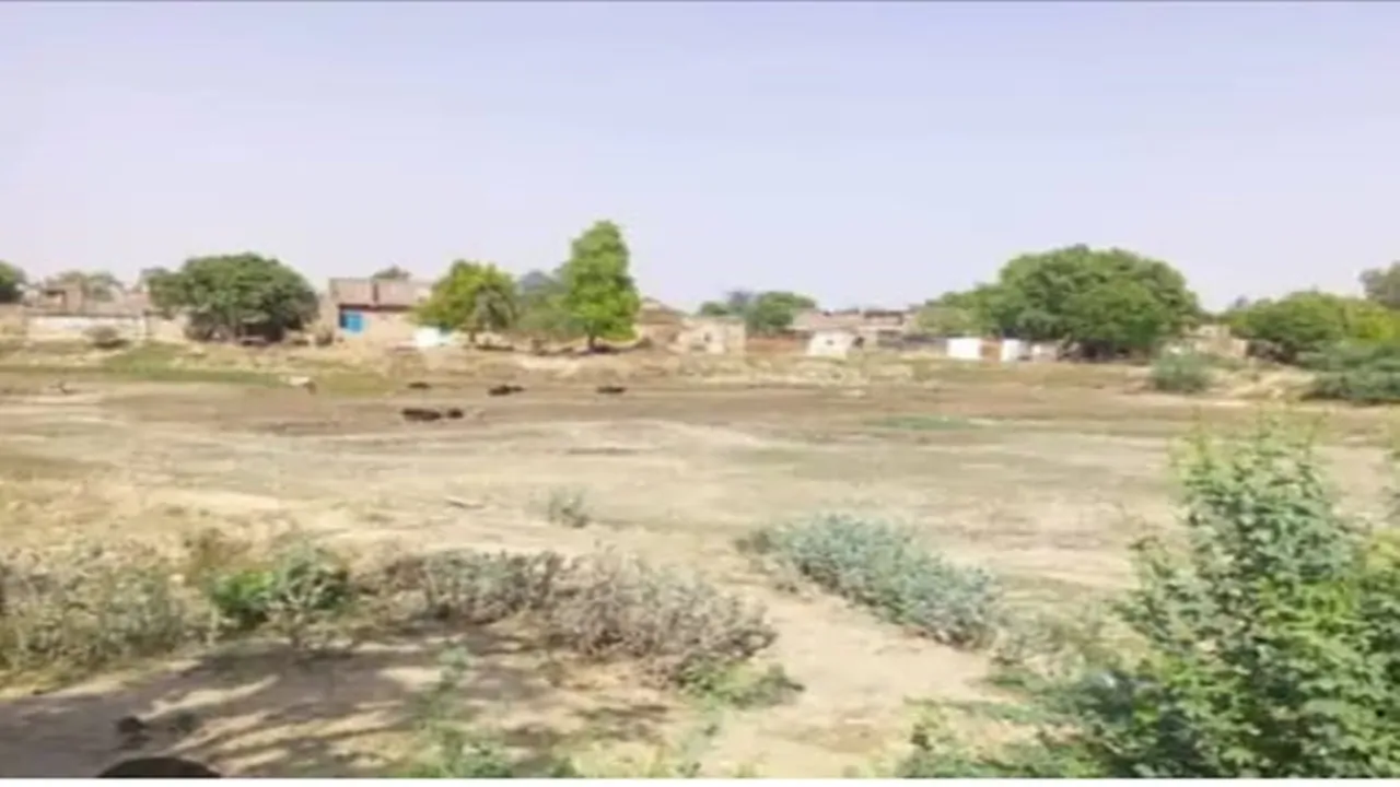 अयोध्या: अमृत सरोवर योजना हुई बदहाल, लाखों खर्च कर खुदे तालाब, अब एक बूंद पानी भी नहीं