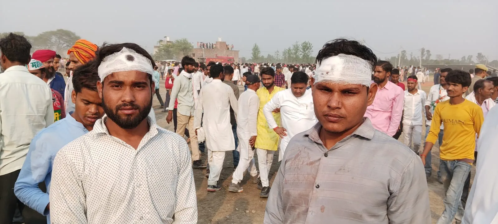लखीमपुर खीरी: अखिलेश की सभा में बैरिकेडिंग टूटी, पुलिस ने फटकारी लाठियां...दो जख्मी 