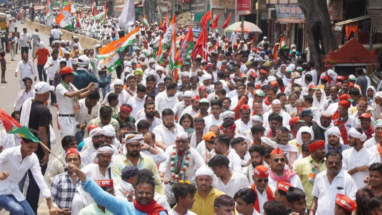 वाराणसी में इंडिया गठबंधन प्रत्याशी अजय राय ने किया नामांकन, साइकिल से पहुंचे कलेक्ट्रेट 