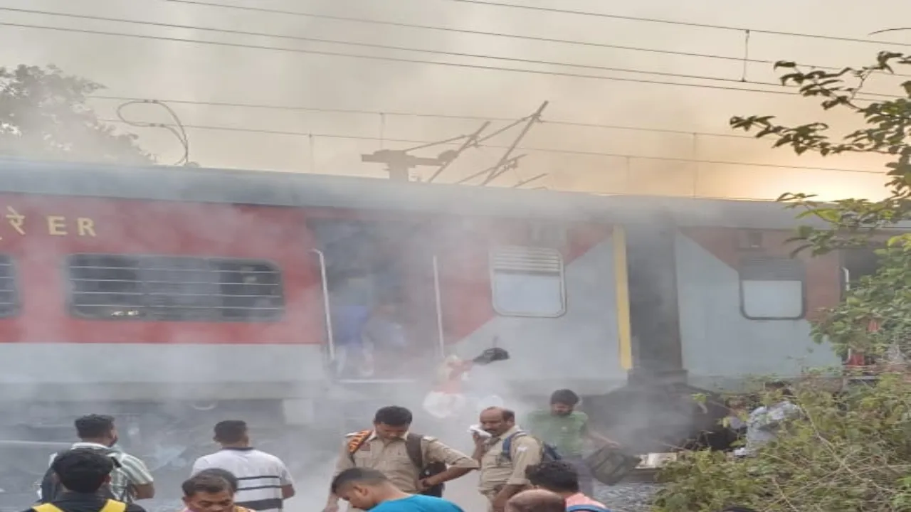 Video: कुंभ एक्सप्रेस के पहियों से उठा धुआं, रोकी गई ट्रेन-कूद कर भागे यात्री