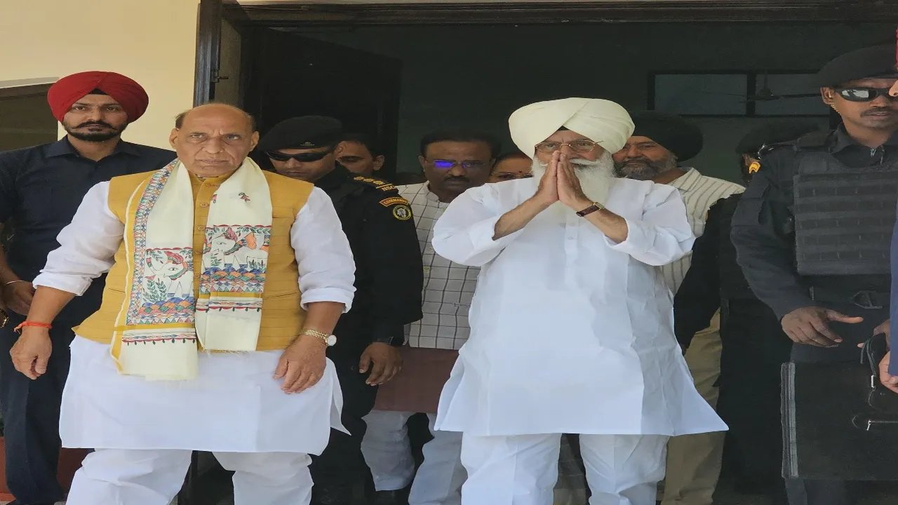 राजनाथ सिंह ने राधा स्वामी सत्संग ब्यास के अध्यात्मिक गुरू बाबा गुरिंदर सिंह से भेंटकर लिया आशीर्वाद 
