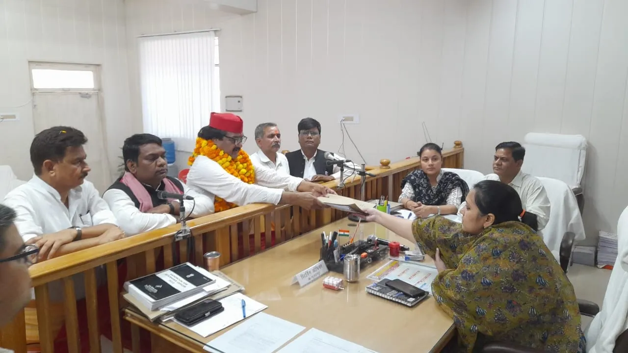 सुलतानपुर में खुली जीप पर लाव लश्कर के साथ पहुंचे सपा प्रत्याशी, किया नामांकन 