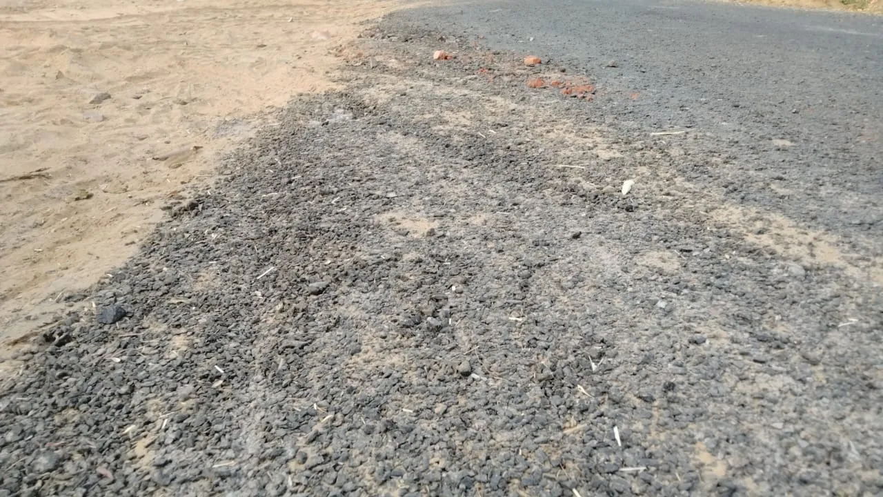 Video: आजादी के बाद पहली बार यहां बनी थी सड़क, एक माह बाद ही उखड़ने लगी