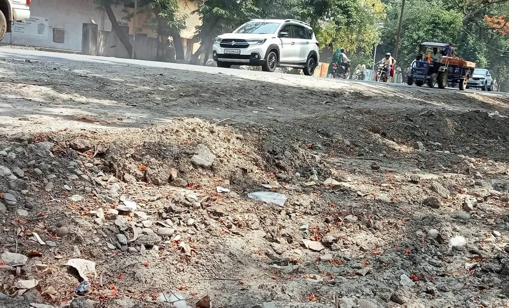 पीलीभीत: टनकपुर हाईवे पर आसान नहीं रात का सफर, कदम-कदम पर हादसे का डर...सुधार कार्य में बरती लापरवाही बनी मुसीबत 