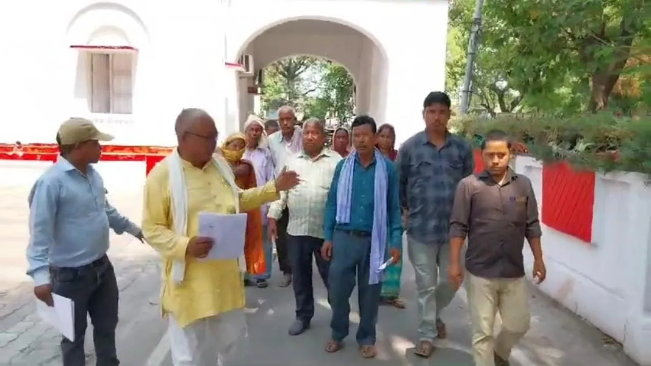बहराइच में ग्रामीणों का रेंजर पर बड़ा आरोप-परेशान कर करते हैं अवैध वसूली, डीएम से की शिकायत  