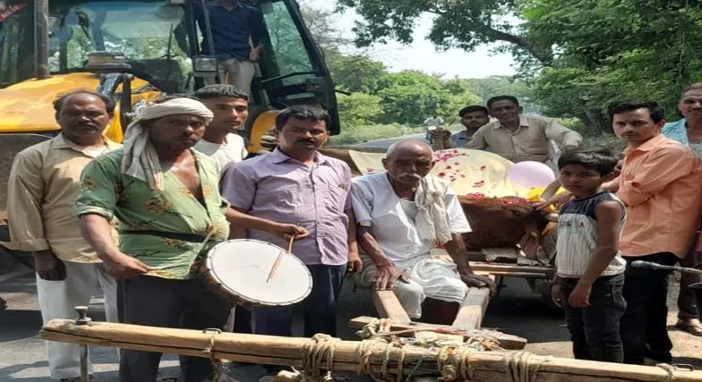 बदायूं: इस गांव में बैंडबाजे के साथ निकली गाय की अंतिम यात्रा, देखकर दंग रह गया इलाका 