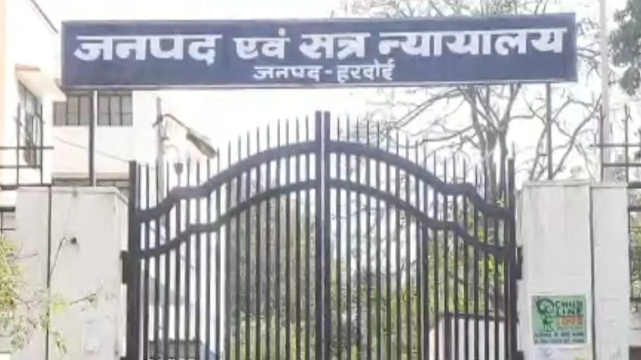 हरदोई: रजिस्ट्री ऑफिस के सामने स्टाम्प वेंडर की दुकान में लगी आग