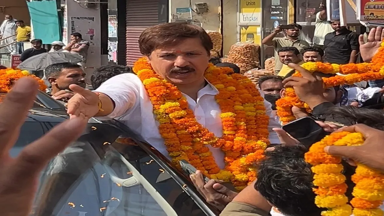 Video: जौनपुर पहुंचते ही पूर्व सांसद धनंजय सिंह का हुआ जोरदार स्वागत, खूब बजे ढोल-नगाड़े