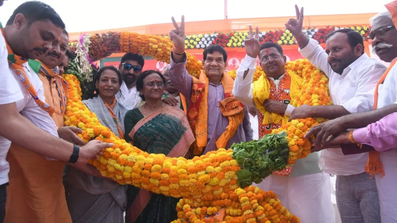 चाचा-भतीजे की सरकार ने किया शिक्षा से खिलवाड़ :एके शर्मा
