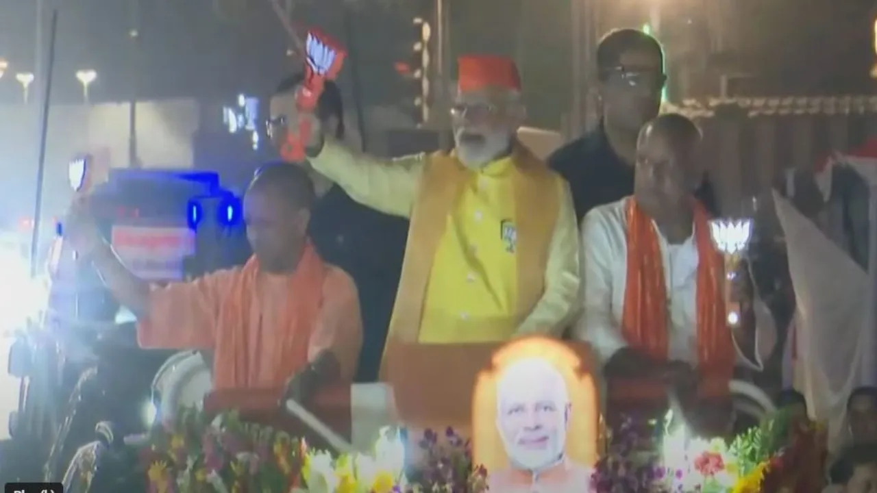 PM modi ayodhya road show: पीएम मोदी का रोड शो शुरू, भारी भीड़ के बीच जनता का कर रहे अभिवादन  