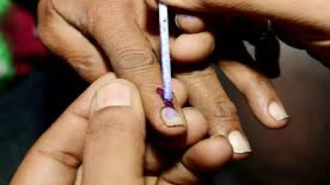 प्रयागराज में वोटर्स के लिए ऑफर, उंगली पर मतदान की स्याही दिखाओ-डिस्काउंट पाओ