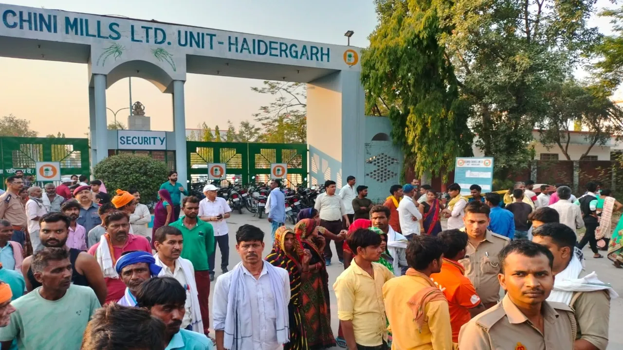 बाराबंकी: लोड गाड़ी की चपेट में आये मजदूर की मौत, पुलिस की मौजूदगी में हुआ शव का अंतिम संस्कार