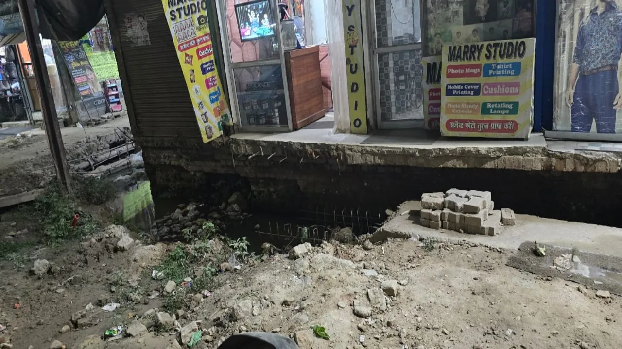 प्रयागराज में ठेकेदार मनमानी पर उतारू, खोदाई कर बंद कर दिया निर्माण कार्य 